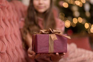 Şık bir iç mekanda Noel hediyesi olan muhteşem bir kız..