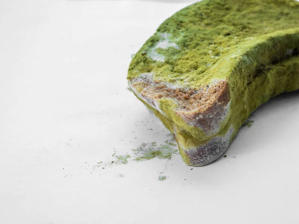 Pedazo Pan Cubierto Con Moho Verde Sobre Fondo Blanco Aislado — Foto de Stock