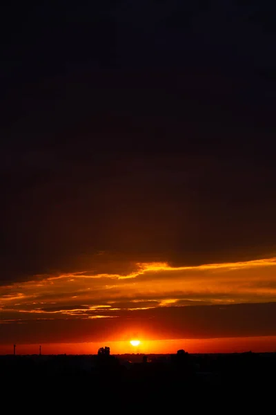 Těžké Zatažené Nebe Při Západu Slunce Oranžová Čára Světla Mezi — Stock fotografie