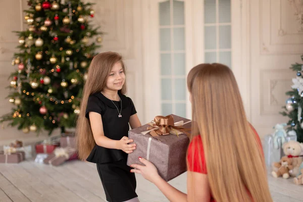 Menina Sua Mãe Uma Caixa Com Presente Natal — Fotografia de Stock