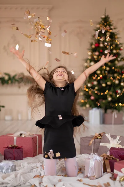 Menina Atira Confetes Magia Natal Momentos Alegres Uma Infância Feliz — Fotografia de Stock