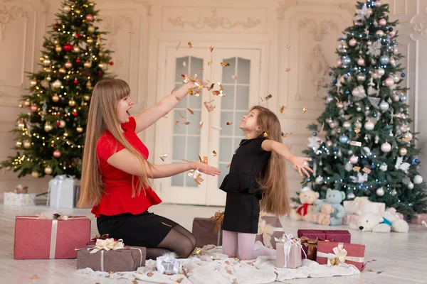 Menina Com Maa Lança Confete Abre Presentes Magia Natal Momentos — Fotografia de Stock