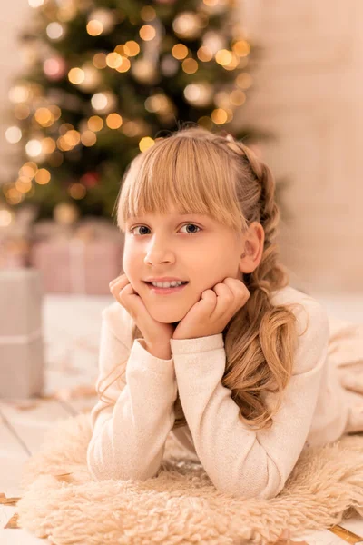 Portrait Une Belle Petite Fille Profitant Des Vacances Noël — Photo