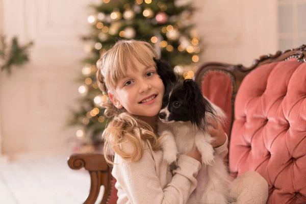 Санта Подарил Девочке Собаку Рождество Рождественская Сказка Счастливого Детства Первое — стоковое фото