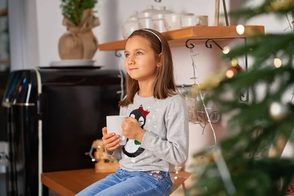 Une Petite Fille Avec Une Tasse Thé Chaud Rêve Cadeau — Photo