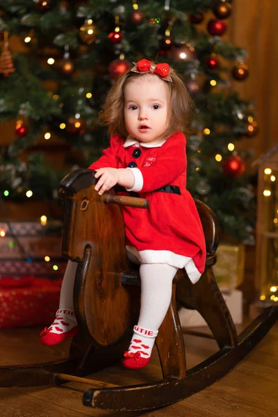 Petite Fille Dans Une Robe Rouge Fête Sur Cheval Bascule — Photo