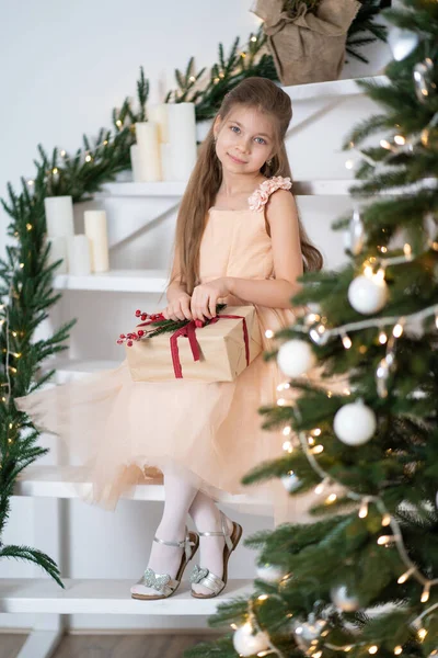 Маленькая Девочка Платье Принцессы Празднует Рождество Рождественская Сказка Счастливого Детства — стоковое фото