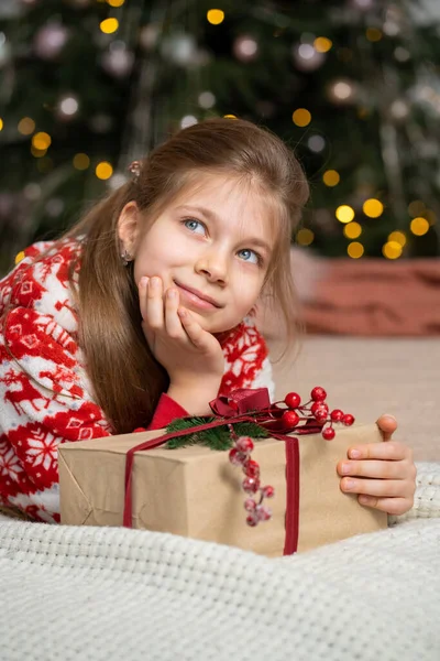 Uma Menina Pijama Manhã Encontrou Presente Pai Natal Debaixo Árvore — Fotografia de Stock