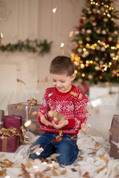 Karácsonyi Portré Kisfiú Konfettiben Tinédzser Fiú Piros Pulóverben Ünnepi Móka — Stock Fotó