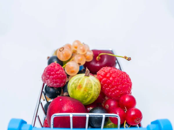 Mini Carrito Comestibles Lleno Bayas Vitaminas Frescas Aisladas Sobre Fondo —  Fotos de Stock