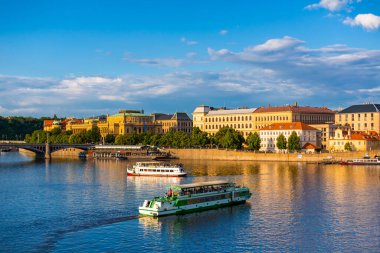 Prag 'ın turistlerle dolu feribotların yüzdüğü Ltava nehrinin yaz manzarası. Prag / Çek Cumhuriyeti - 05.21.2019