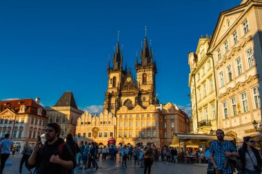 Prag 'daki Eski Şehir Meydanı' ndaki Tyn Tapınağı. Prag 'daki Eski Şehir Meydanı' nda bir turist kalabalığı yürüyor. Prag / Çek Cumhuriyeti - 05.21.2019