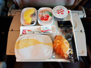 Emirates Havayolları 'ndaki bir yolcu için yiyecek seti. Dubai / BAE - 02.04.2020