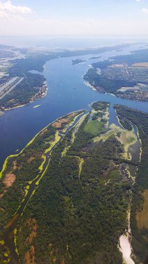 Uçak penceresinden yere bakan manzara. Gökyüzünden manzara görüntüsü.