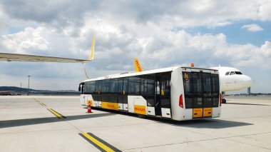 Uçaktan havaalanı terminaline yolcu taşımak için bir nakliye otobüsü. Türkiye, İstanbul - 21.07.2020