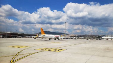 Havaalanındaki terminalin yakınına bir Pegasus yolcu uçağı park ediyor. Türkiye, İstanbul - 21.07.2020