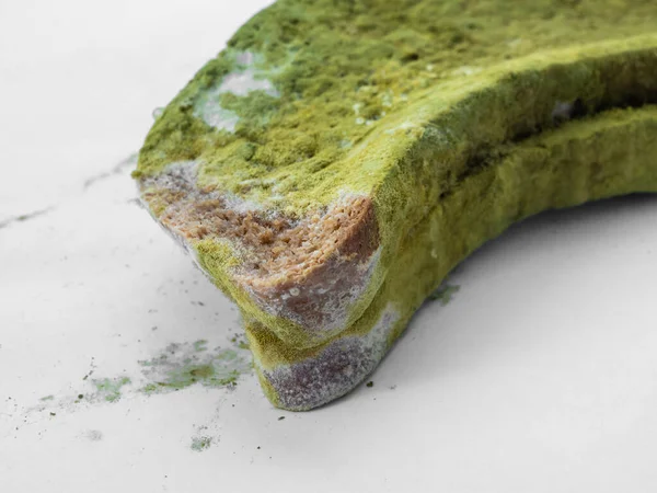 Pedazo Pan Cubierto Con Moho Verde Sobre Fondo Blanco Aislado — Foto de Stock