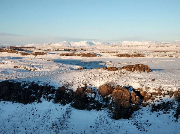 冬のアイスランドの信じられないほどのフィールドと平野の風景 地面は雪で覆われている 広い空間だ 冬の自然美 — ストック写真