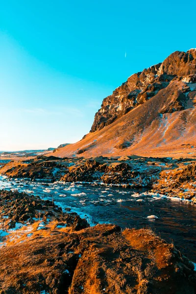 Исландский Горный Пейзаж Зимой Река Водопадом Природа Трогает — стоковое фото