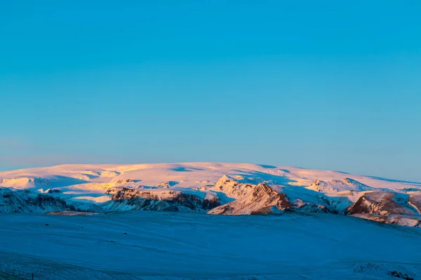 冬のアイスランドの素晴らしい山の風景 雪の中の山 広い空間だ 冬の自然美 — ストック写真