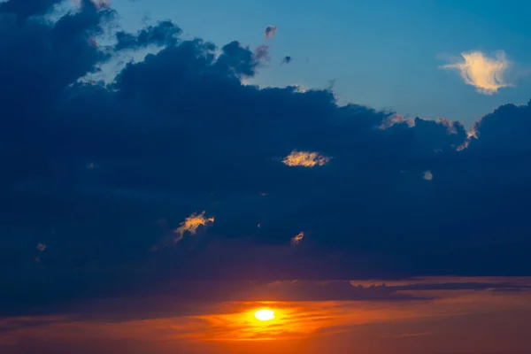 Těžké Zatažené Nebe Při Západu Slunce Krajina Krásné Přírody — Stock fotografie