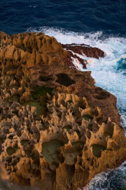 Güzel Nusa Penida adasının sinematik hava manzaralı görüntüleri. Sahil kenarındaki büyük uçurumlar ve berrak su ve köpüren dalgalarla dolu gizli rüya kumsalları.