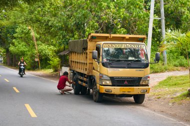 Bali adasında asfalt yollar, arabalar ve motosikletler. Asya köylerinde rahat bir yol. Bali, Endonezya - 11.12.2022