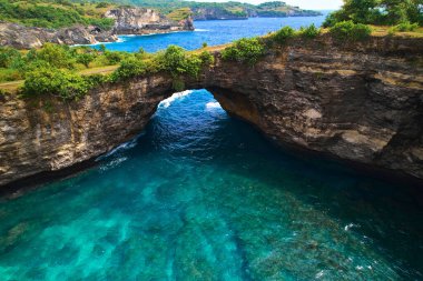 Okyanus dalgası tarafından kırılan kaya dağda bir kemer oluşturur. Cliff güçlü okyanus dalgalarıyla yıkanır. Angel 's Billabong, Endonezya' nın Nusa Penida adasında popüler bir turizm merkezidir.