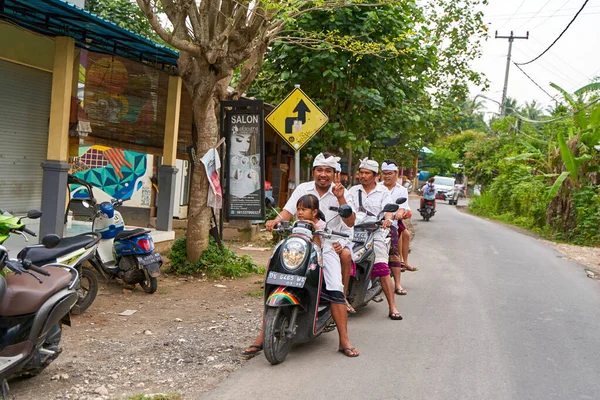 Bir motosikletli Asya 'da manzaralı asfalt bir yolda gidiyor. Bali, Endonezya - 30.12.2022