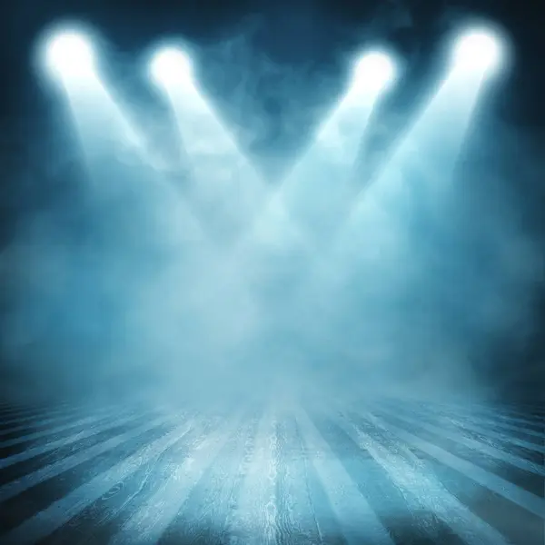 Gösterinin arka planı. İçi projektörle parlıyordu.