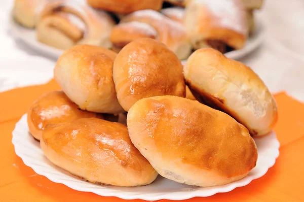 A stack of buns on a white plate — Stock Photo, Image