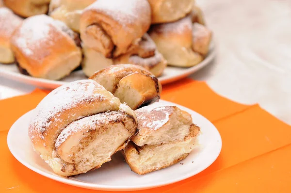 Gebroken broodje op een witte plaat — Stockfoto