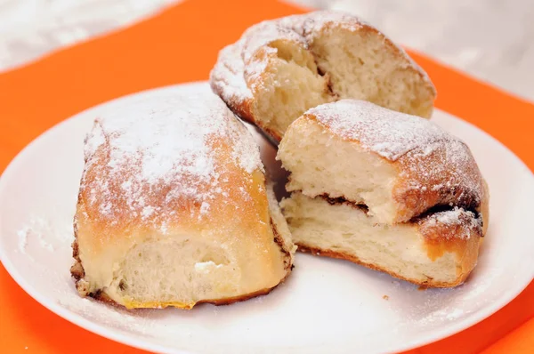 Pão quebrado em uma chapa branca — Fotografia de Stock