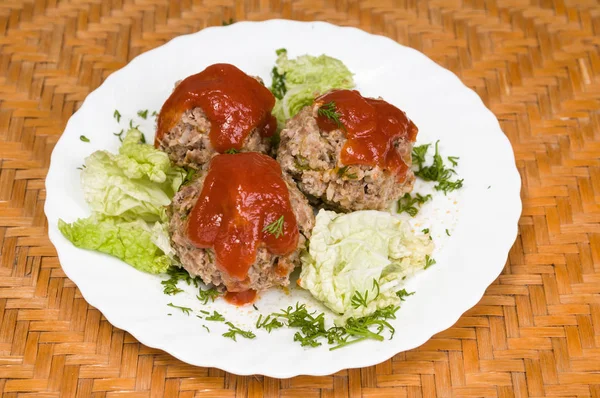 Polpette con insalata e salsa — Foto Stock