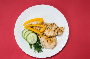 Beyaz plaka üzerinde ızgara tavuk fileto