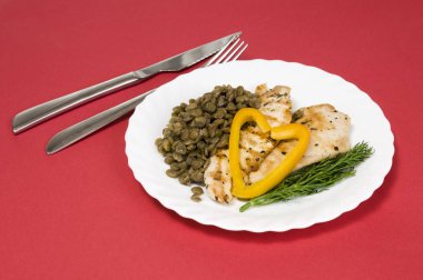 Beyaz plaka üzerinde ızgara tavuk fileto