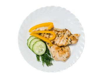 Beyaz plaka üzerinde ızgara tavuk fileto