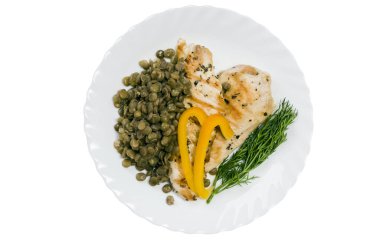 Beyaz plaka üzerinde ızgara tavuk fileto