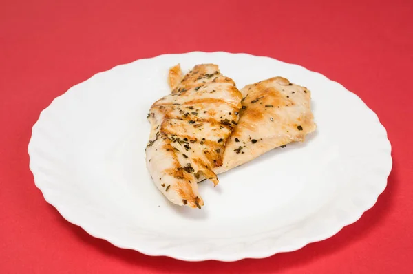 Filet z kurczaka z grilla na białym talerzu — Zdjęcie stockowe