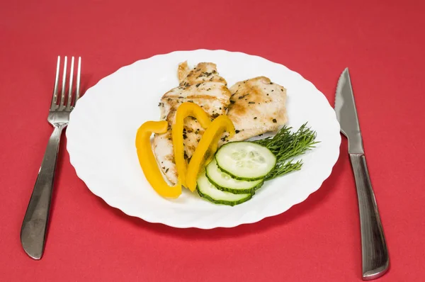 Gegrilde Kipfilet op wit bord — Stockfoto