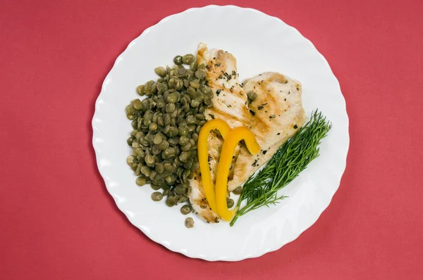 Beyaz plaka üzerinde ızgara tavuk fileto