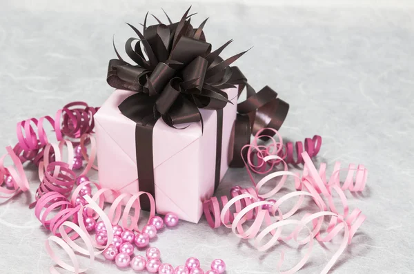 Caja rosa regalo con lazo y cintas — Foto de Stock