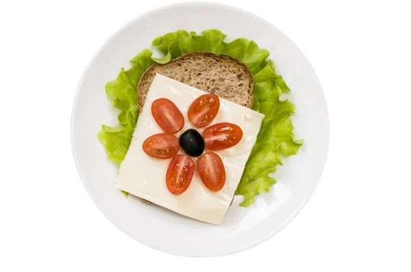 Sanduíche com legumes e queijo em uma placa branca isolada em fundo branco — Fotografia de Stock