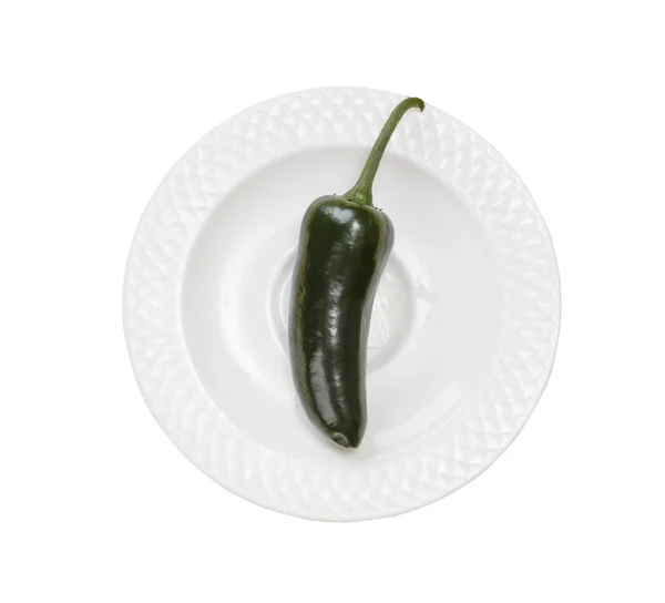 Single grön jalapeno peppar på plattan isolerad på vit bakgrund — Stockfoto