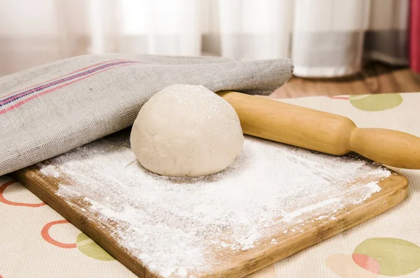 Pasta fresca cruda e mattarello — Foto Stock