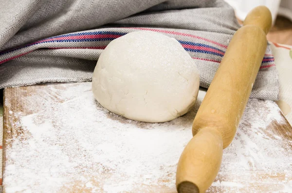 Pasta fresca cruda e mattarello — Foto Stock