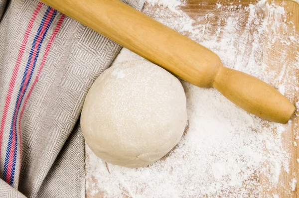 Pasta fresca cruda e mattarello — Foto Stock