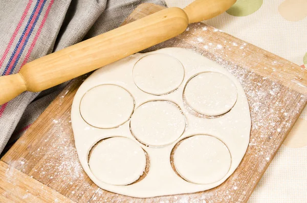 Fresh raw dough and rolling pin — Stock Photo, Image