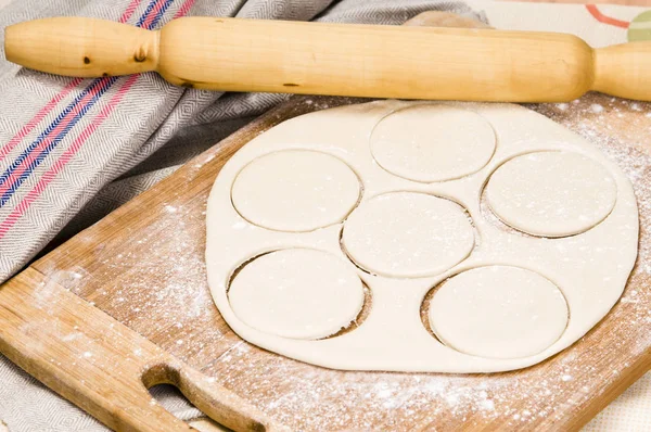 Pasta fresca cruda e mattarello — Foto Stock