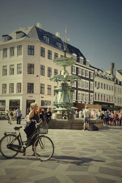 Copenhagen Dinamarca Setembro Pedestres Centro Copenhague Gammeltorv Praça Velha Fonte — Fotografia de Stock